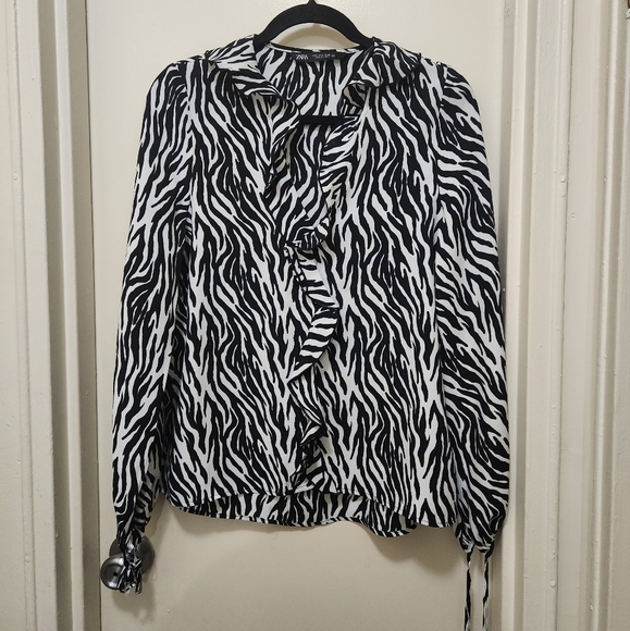 Zara Tops - ZARA Size Small Black and White Animal Print Top